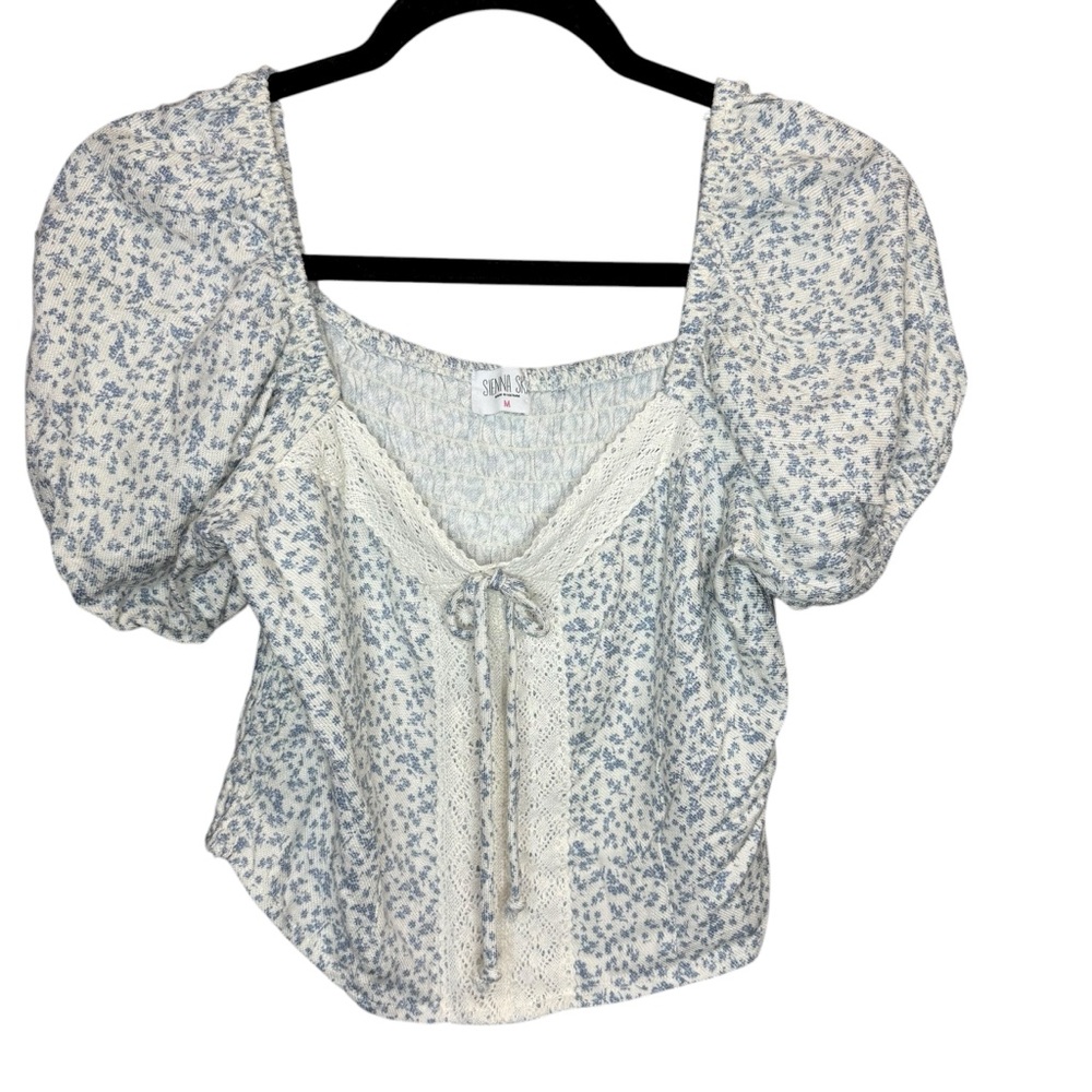 Sienna Sky Floral Puff Sleeve Top‎ Size Medium.